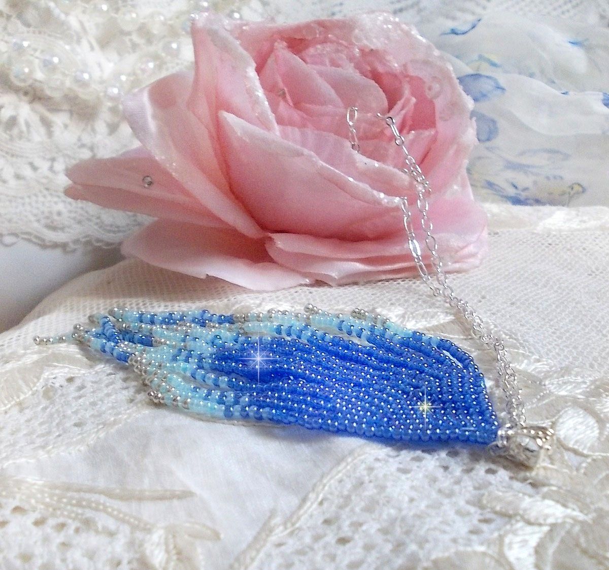 Pendentif Doux R&ecirc;ves Bleut&eacute;s aux rocailles de qualit&eacute; en verre dans les nuances de Bleu et d&rsquo;Argent. Au bruit des vagues, elles ne peuvent que vous sublimer par les mouvements et la souplesse