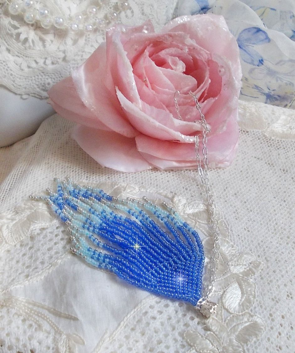 Pendentif Doux R&ecirc;ves Bleut&eacute;s aux rocailles de qualit&eacute; en verre dans les nuances de Bleu et d&rsquo;Argent. Au bruit des vagues, elles ne peuvent que vous sublimer par les mouvements et la souplesse