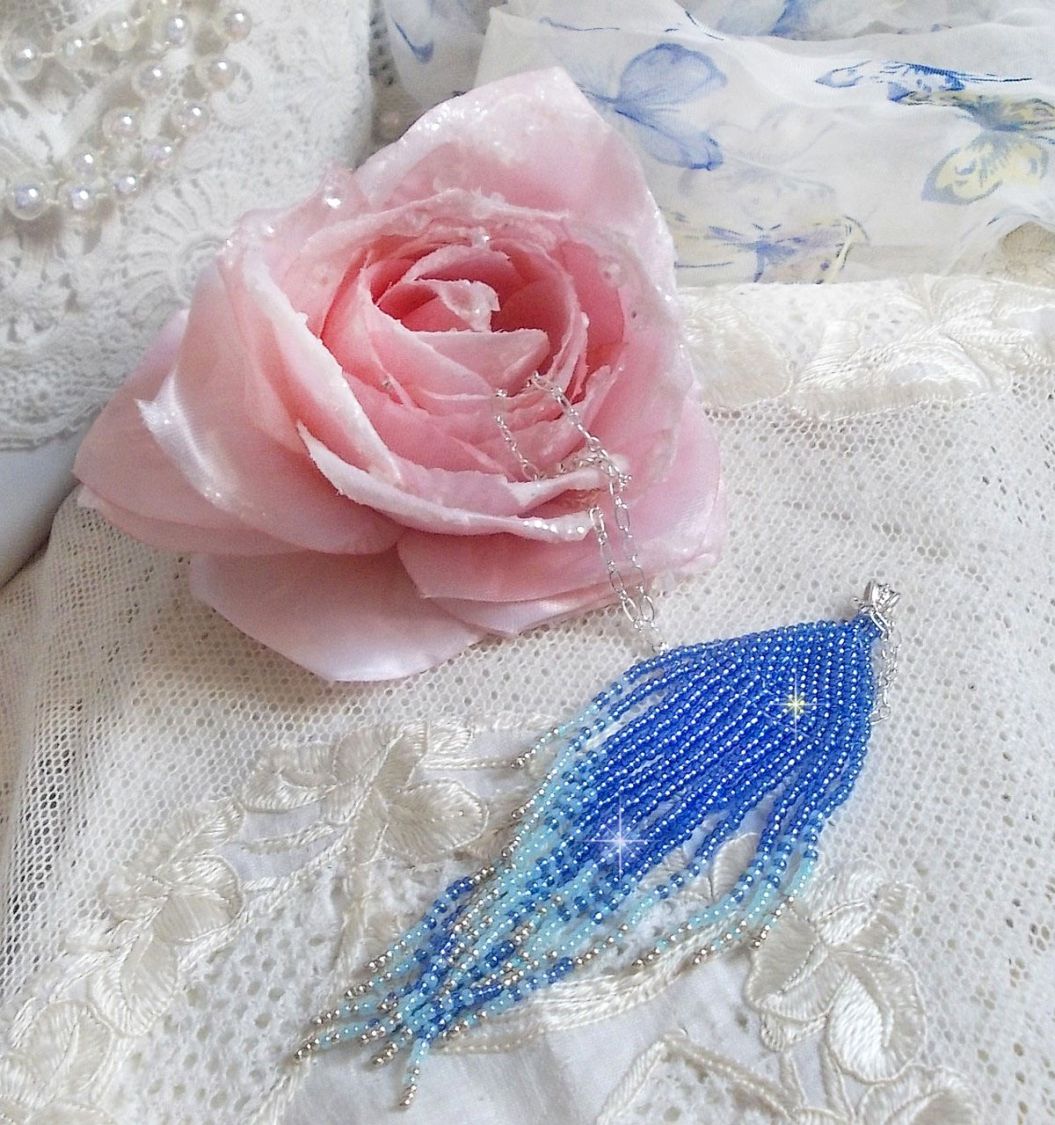 Pendentif Doux R&ecirc;ves Bleut&eacute;s aux rocailles de qualit&eacute; en verre dans les nuances de Bleu et d&rsquo;Argent. Au bruit des vagues, elles ne peuvent que vous sublimer par les mouvements et la souplesse