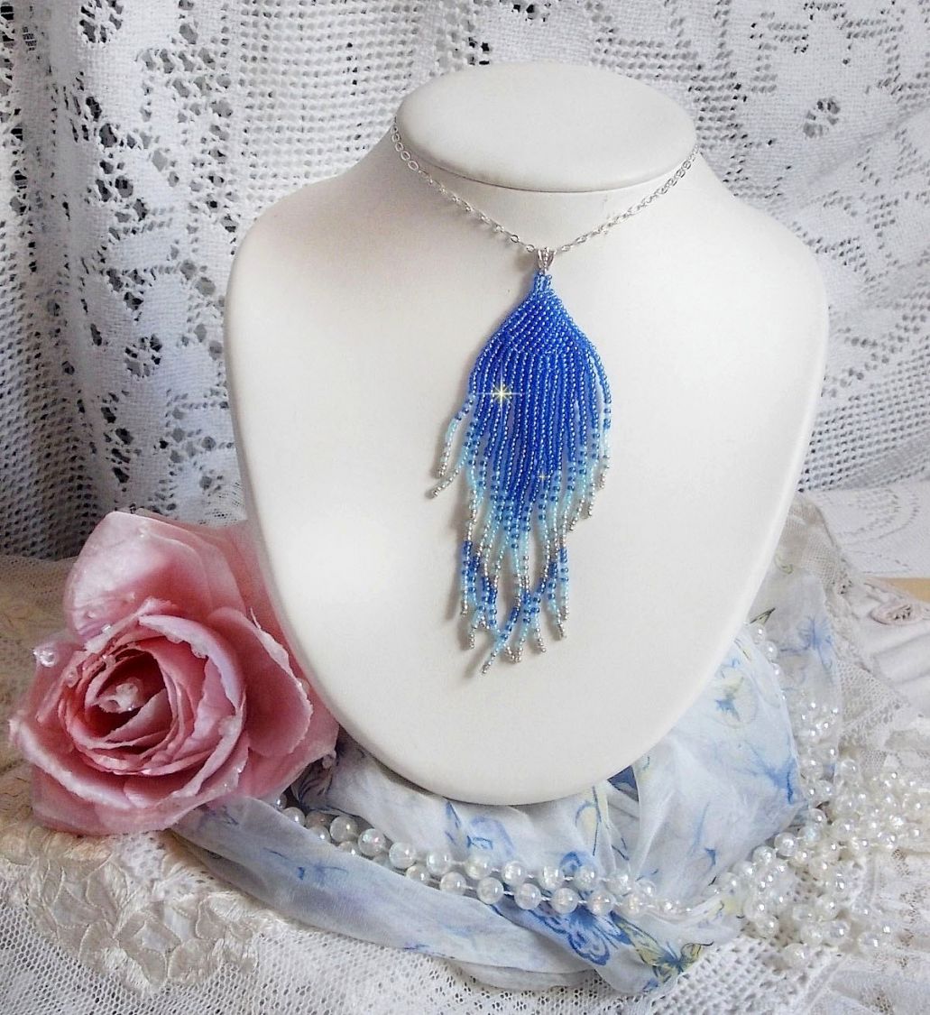 Pendentif Doux R&ecirc;ves Bleut&eacute;s aux rocailles de qualit&eacute; en verre dans les nuances de Bleu et d&rsquo;Argent. Au bruit des vagues, elles ne peuvent que vous sublimer par les mouvements et la souplesse