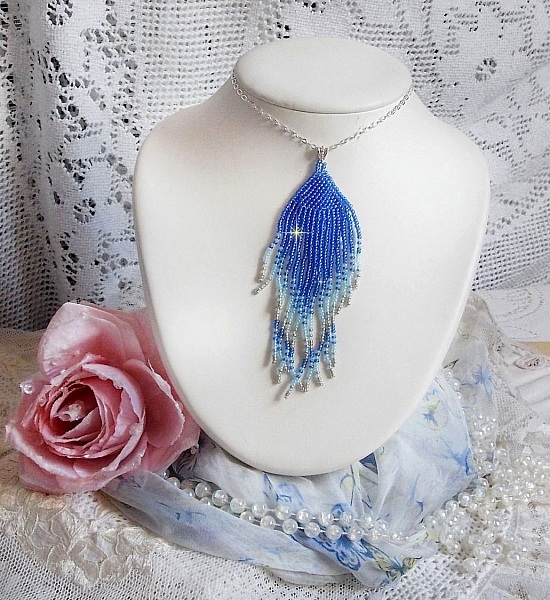 Pendentif Doux R&ecirc;ves Bleut&eacute;s aux rocailles de qualit&eacute; en verre dans les nuances de Bleu et d&rsquo;Argent. Au bruit des vagues, elles ne peuvent que vous sublimer par les mouvements et la souplesse