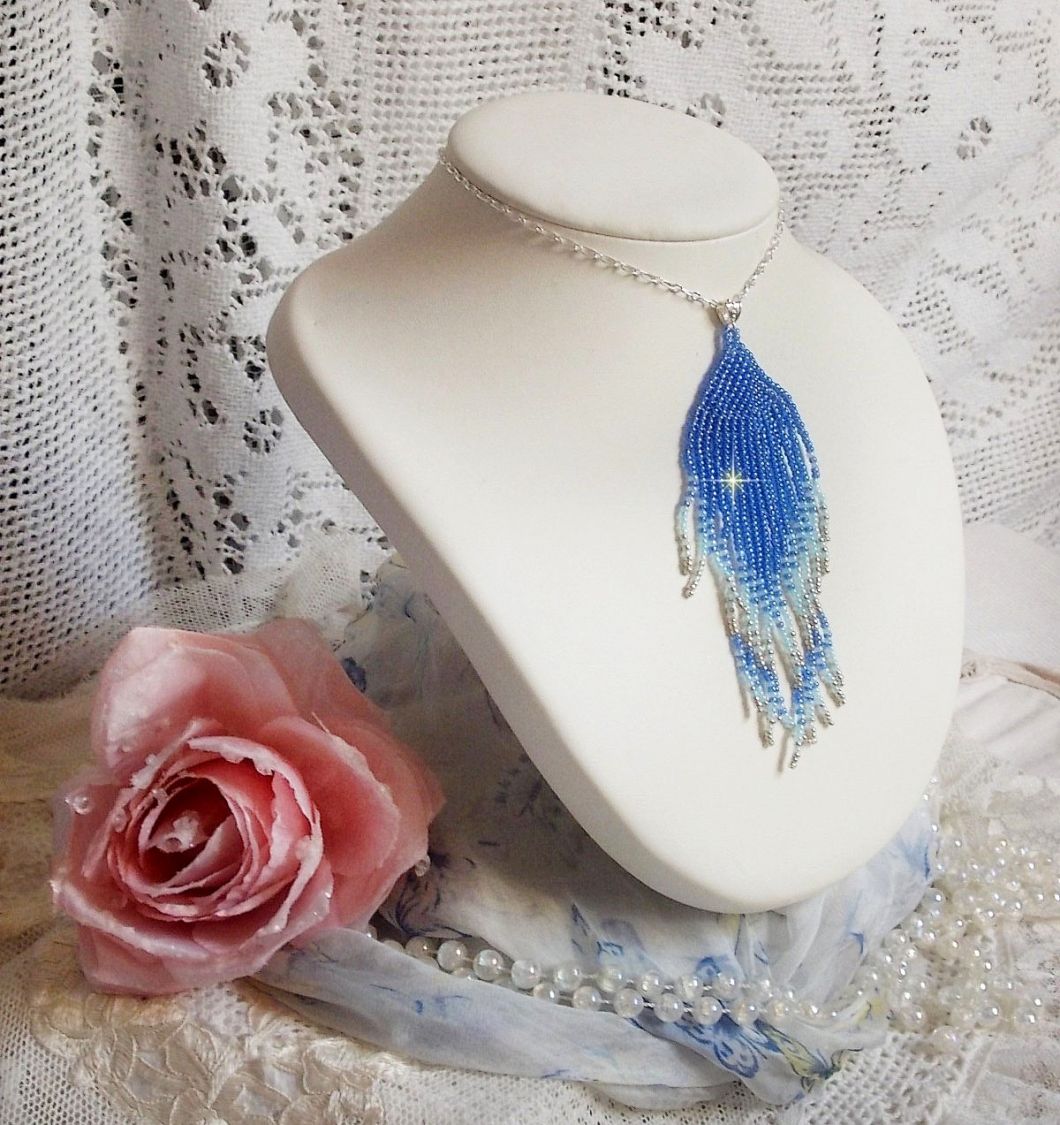 Pendentif Doux R&ecirc;ves Bleut&eacute;s aux rocailles de qualit&eacute; en verre dans les nuances de Bleu et d&rsquo;Argent. Au bruit des vagues, elles ne peuvent que vous sublimer par les mouvements et la souplesse