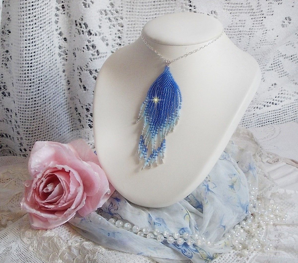 Pendentif Doux R&ecirc;ves Bleut&eacute;s aux rocailles de qualit&eacute; en verre dans les nuances de Bleu et d&rsquo;Argent. Au bruit des vagues, elles ne peuvent que vous sublimer par les mouvements et la souplesse