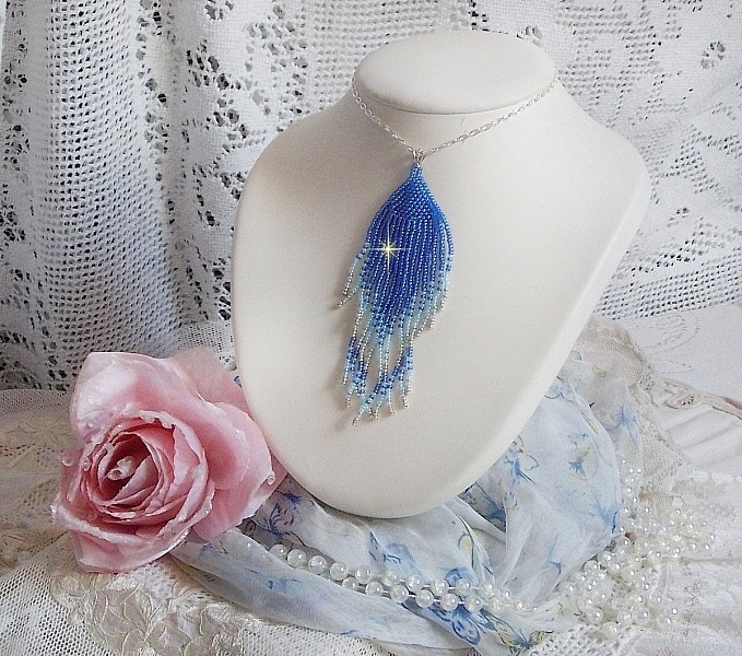 Pendentif Doux R&ecirc;ves Bleut&eacute;s aux rocailles de qualit&eacute; en verre dans les nuances de Bleu et d&rsquo;Argent. Au bruit des vagues, elles ne peuvent que vous sublimer par les mouvements et la souplesse