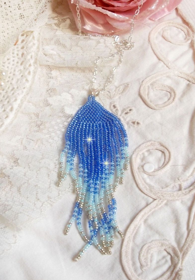 Pendentif Doux R&ecirc;ves Bleut&eacute;s aux rocailles de qualit&eacute; en verre dans les nuances de Bleu et d&rsquo;Argent. Au bruit des vagues, elles ne peuvent que vous sublimer par les mouvements et la souplesse