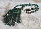 Pendentif Emerald avec un cabochon ovale en Malachite orn&eacute; de chips avec cristaux : perles rondes et toupies Emerald. S&rsquo;ajoute des perles en forme d&rsquo;olives. Brod&eacute;s sur fermoir en T. Un style Ethnique