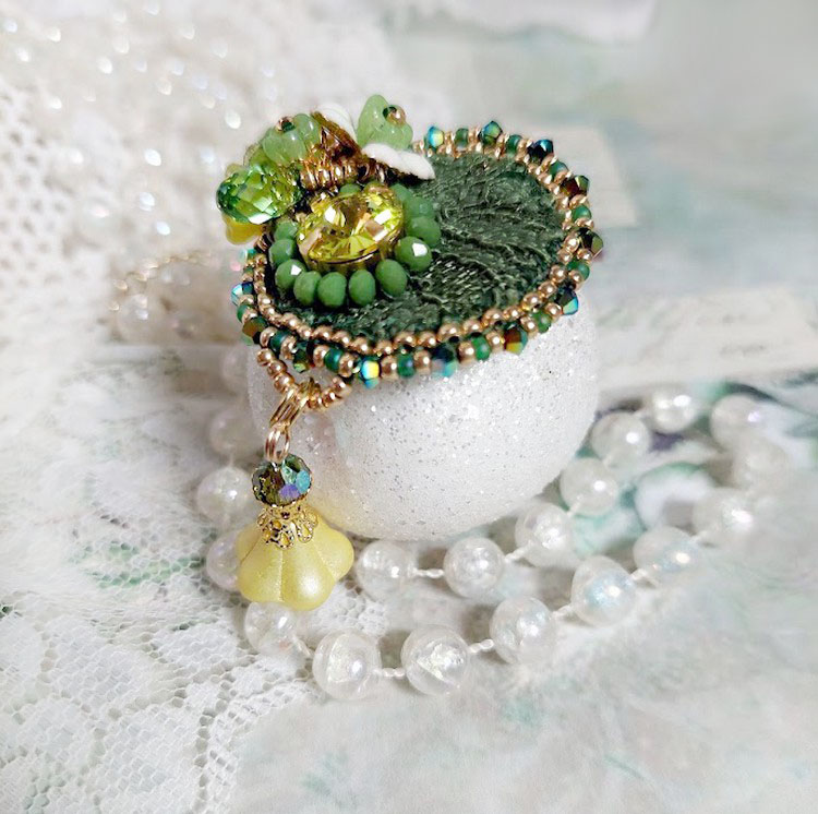 Pendentif artisanal brodé en perles vertes et cristal Swarovski.