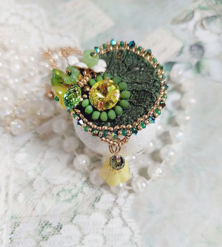 Pendentif artisanal brodé en perles vertes et cristal Swarovski.