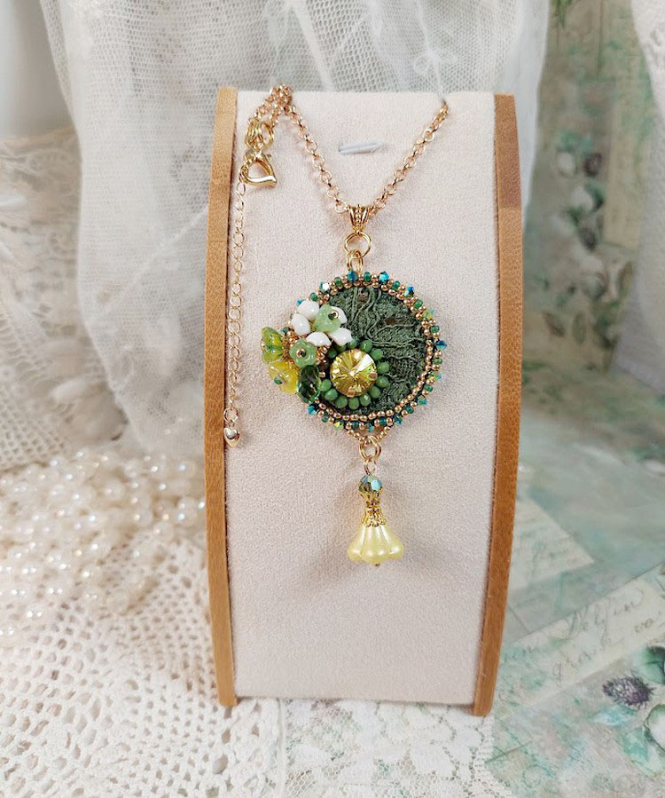 Pendentif artisanal brodé en perles vertes et cristal Swarovski.