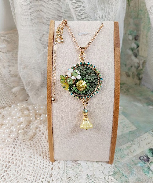 Pendentif artisanal brodé en perles vertes et cristal Swarovski.