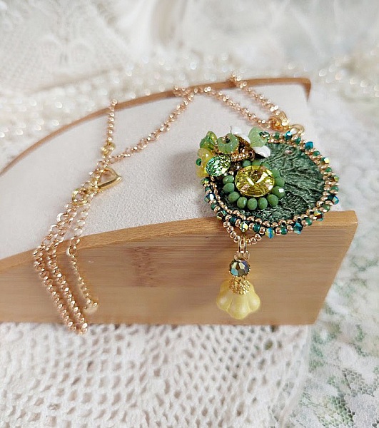 Pendentif artisanal brodé en perles vertes et cristal Swarovski.