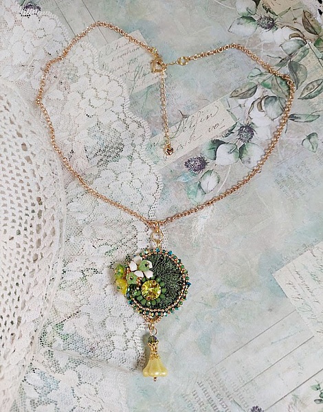 Pendentif artisanal brodé de perles vertes et cristal Swarovski.