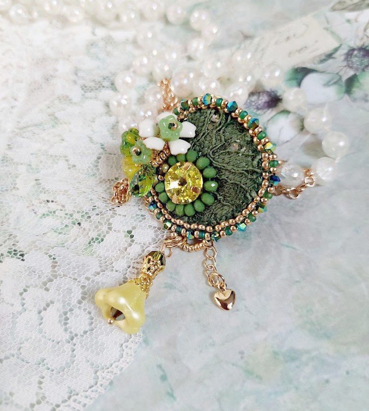 Pendentif brodé artisanal vert avec perles et cristal Swarovski.