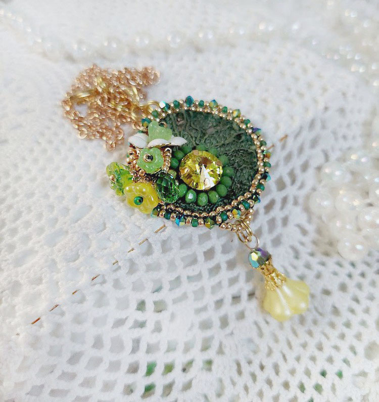 Pendentif artisanal brodé en perles vertes et cristal Swarovski.
