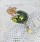 Pendentif artisanal brodé en perles vertes et cristal Swarovski.