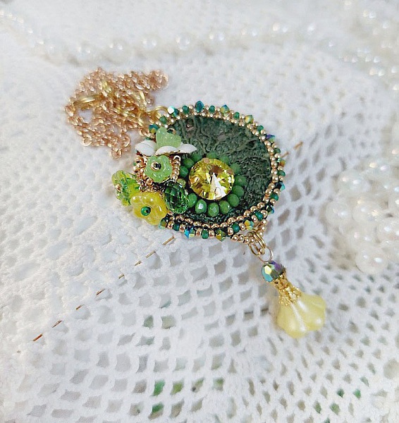 Pendentif artisanal brodé en perles vertes et cristal Swarovski.