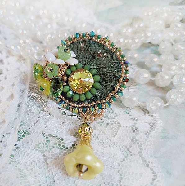 Pendentif brodé artisanal en perles vertes et cristal Swarovski.