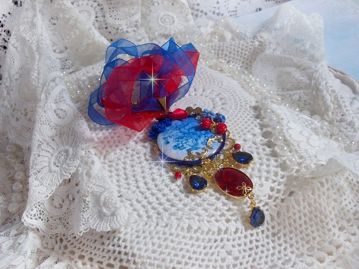 Pendentif Flamenca, cabochon &eacute;maill&eacute; de fleurs Bleues, roses r&eacute;sines, nacre abalone et jade Rouges, poires Zirconium et cristaux Bleu-Marine, breloques, pendentif r&eacute;sine &eacute;poxy, un style Flamenco