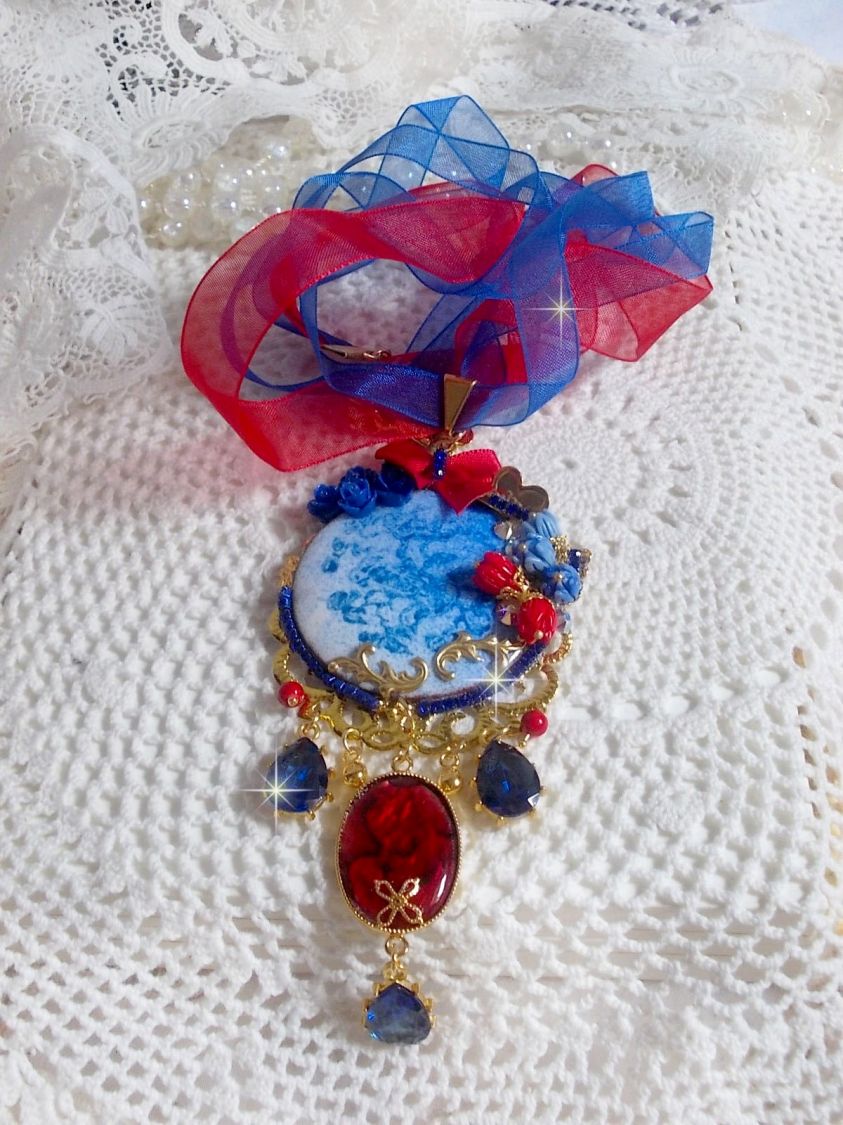 Pendentif Flamenca, cabochon &eacute;maill&eacute; de fleurs Bleues, roses r&eacute;sines, nacre abalone et jade Rouges, poires Zirconium et cristaux Bleu-Marine, breloques, pendentif r&eacute;sine &eacute;poxy, un style Flamenco