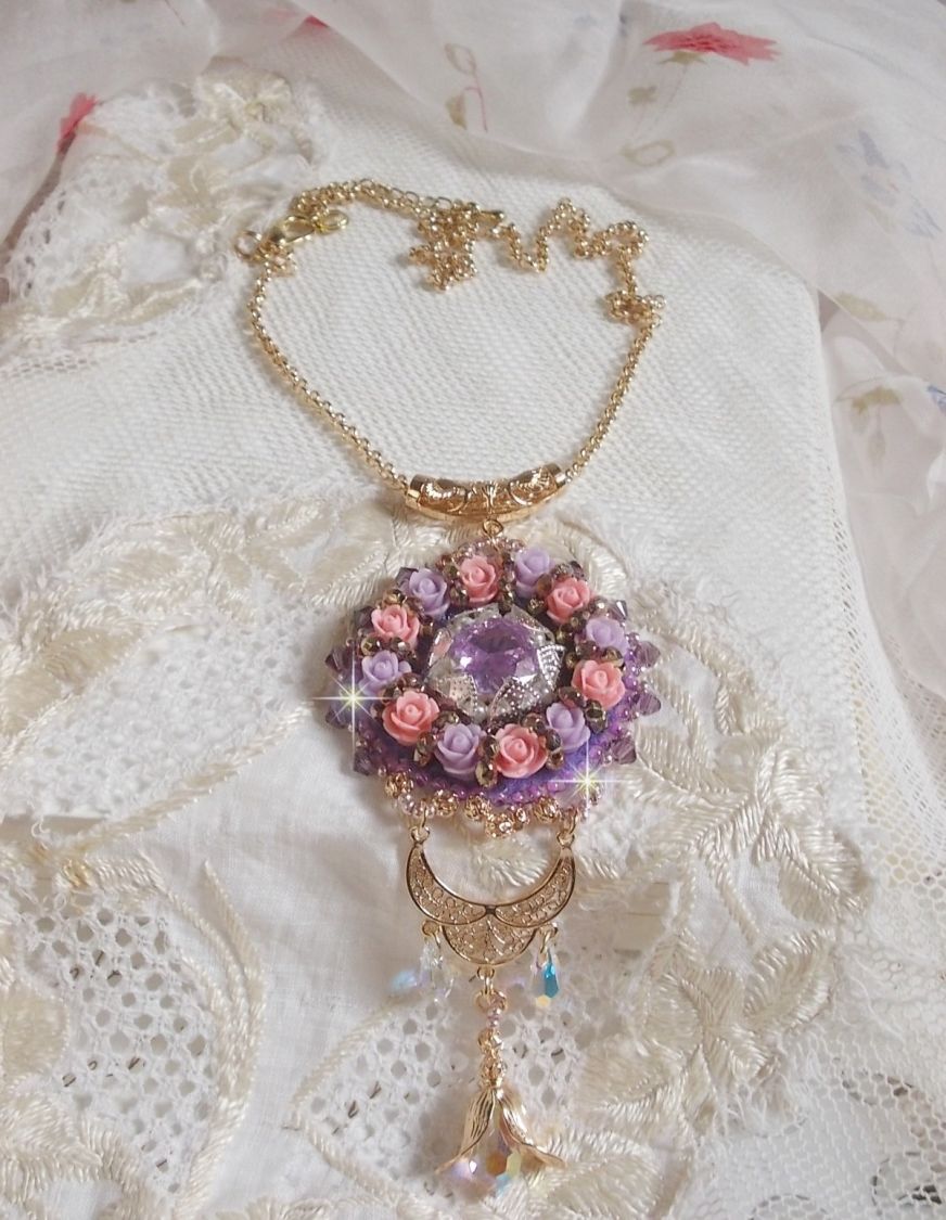  Pendentif Glace Purple brod&eacute; avec perles verre de boh&egrave;me, rocailles Miyuki japonaises, accessoires en laiton perles Cristal Swarovski