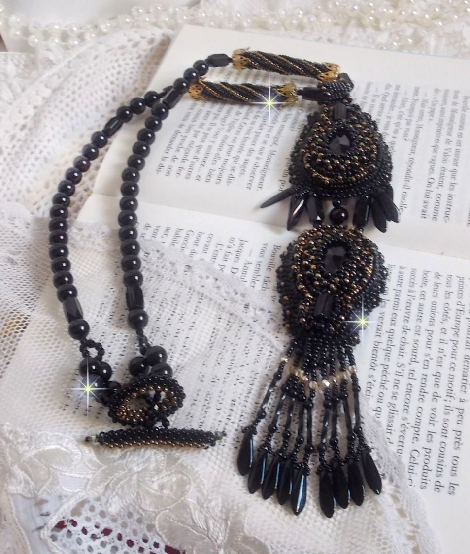 Pendentif Habit Noir pour un style Vintage est brod&eacute; avec une pierre de Gemme : l&rsquo;Onyx Noir &agrave; laquelle s&rsquo;ajoute des cristaux, dagues, perles, facettes et rocailles en Verre. Belle harmonie !