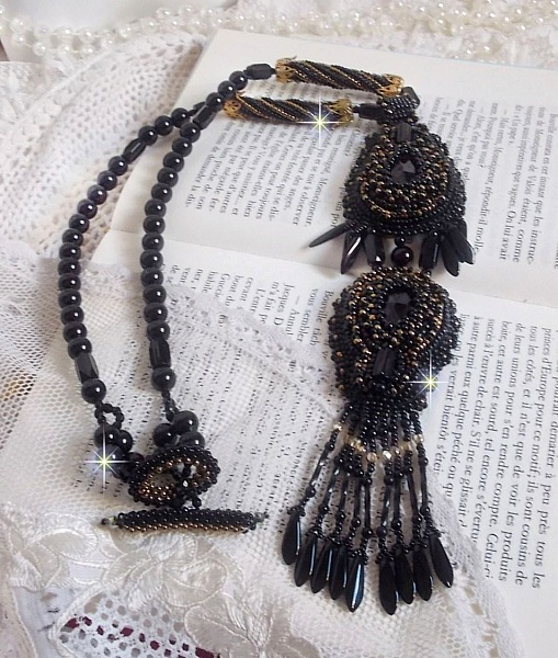 Pendentif Habit Noir pour un style Vintage est brod&eacute; avec une pierre de Gemme : l&rsquo;Onyx Noir &agrave; laquelle s&rsquo;ajoute des cristaux, dagues, perles, facettes et rocailles en Verre. Belle harmonie !