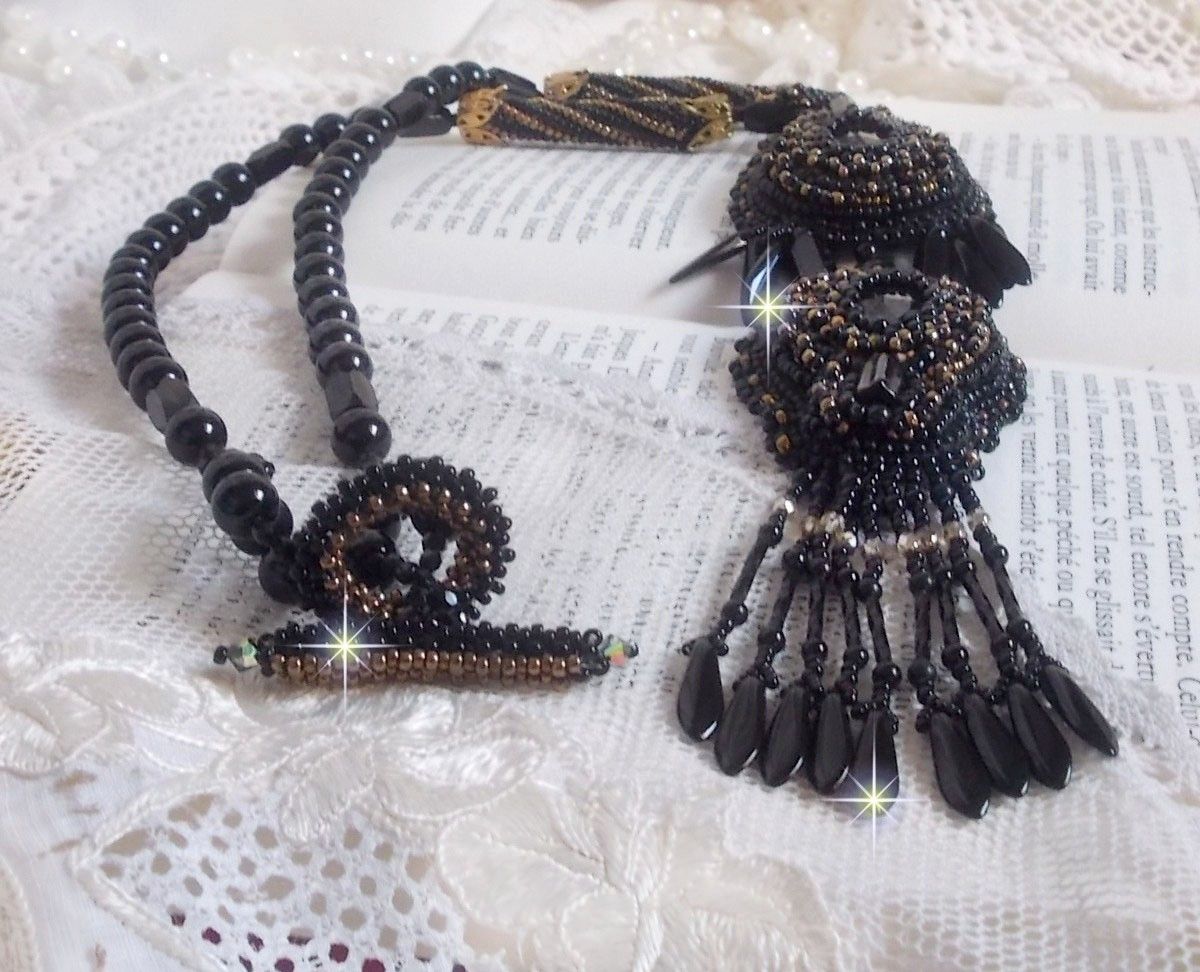 Pendentif Habit Noir pour un style Vintage est brod&eacute; avec une pierre de Gemme : l&rsquo;Onyx Noir &agrave; laquelle s&rsquo;ajoute des cristaux, dagues, perles, facettes et rocailles en Verre. Belle harmonie !