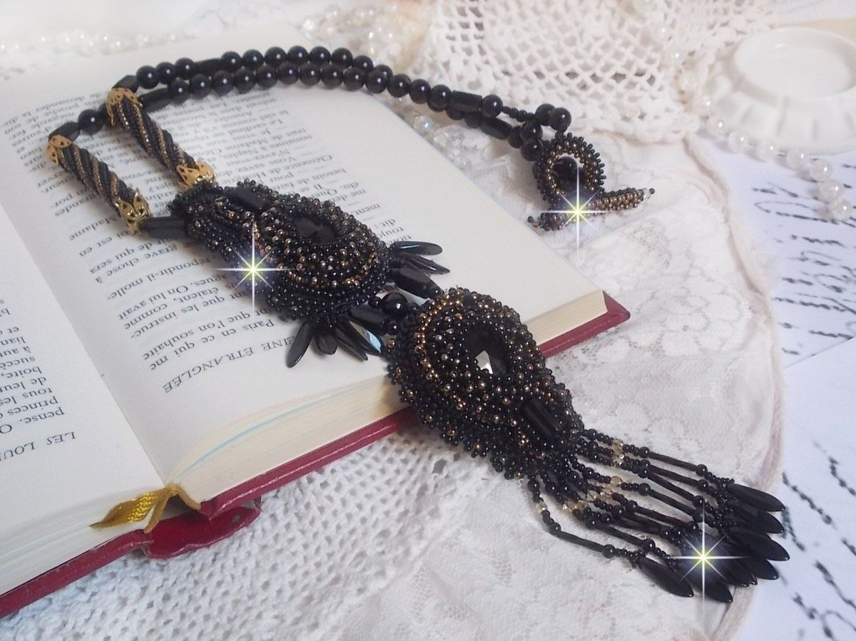 Pendentif Habit Noir pour un style Vintage est brod&eacute; avec une pierre de Gemme : l&rsquo;Onyx Noir &agrave; laquelle s&rsquo;ajoute des cristaux, dagues, perles, facettes et rocailles en Verre. Belle harmonie !