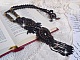 Pendentif Habit Noir pour un style Vintage est brod&eacute; avec une pierre de Gemme : l&rsquo;Onyx Noir &agrave; laquelle s&rsquo;ajoute des cristaux, dagues, perles, facettes et rocailles en Verre. Belle harmonie !