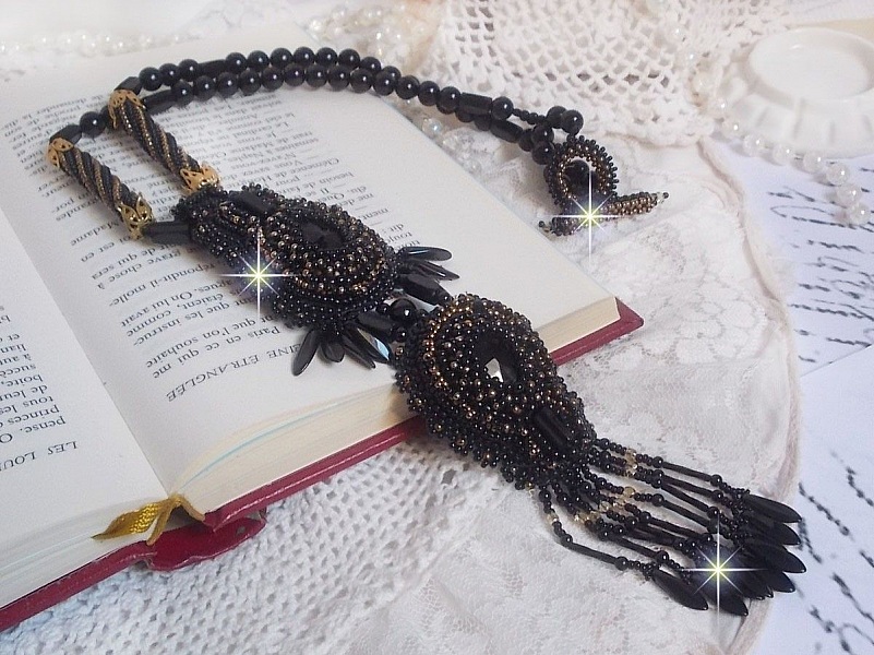 Pendentif Habit Noir pour un style Vintage est brod&eacute; avec une pierre de Gemme : l&rsquo;Onyx Noir &agrave; laquelle s&rsquo;ajoute des cristaux, dagues, perles, facettes et rocailles en Verre. Belle harmonie !
