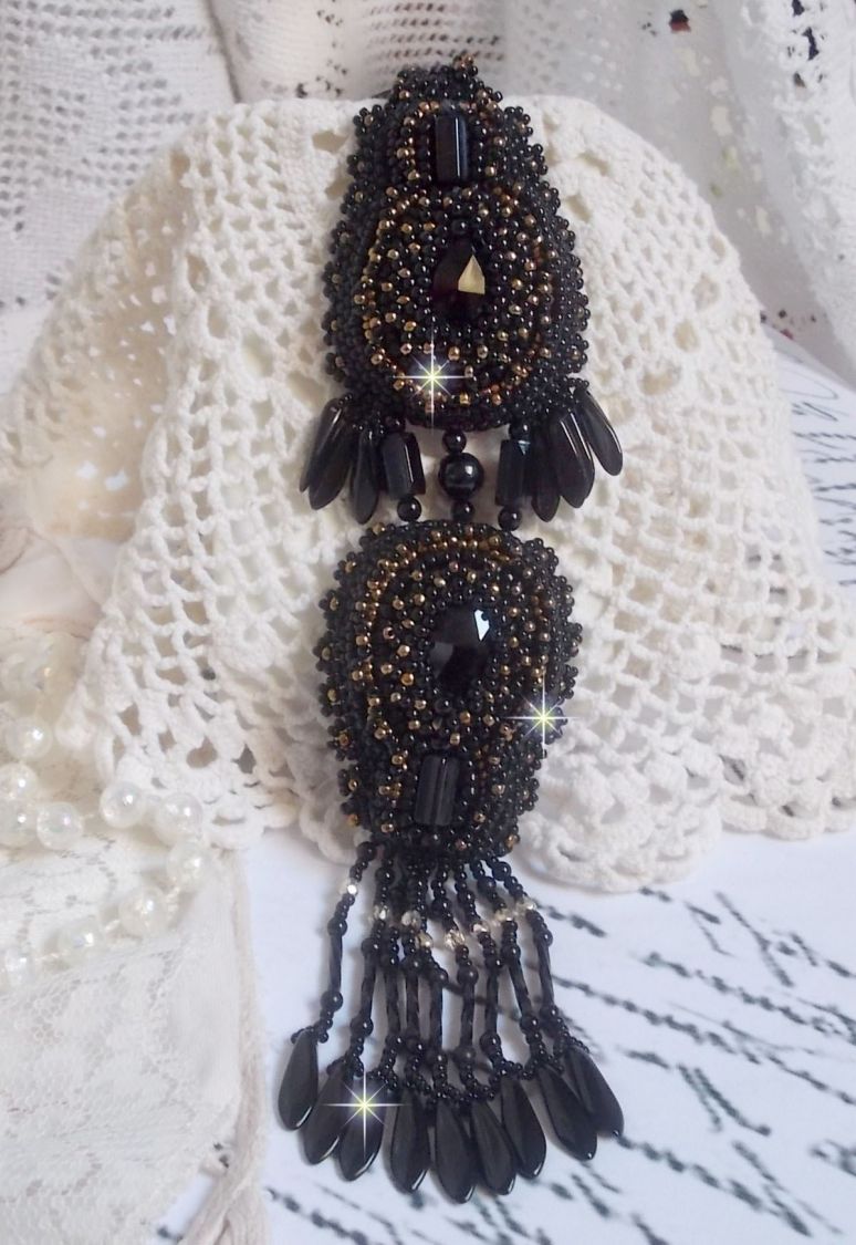 Pendentif Habit Noir pour un style Vintage est brod&eacute; avec une pierre de Gemme : l&rsquo;Onyx Noir &agrave; laquelle s&rsquo;ajoute des cristaux, dagues, perles, facettes et rocailles en Verre. Belle harmonie !