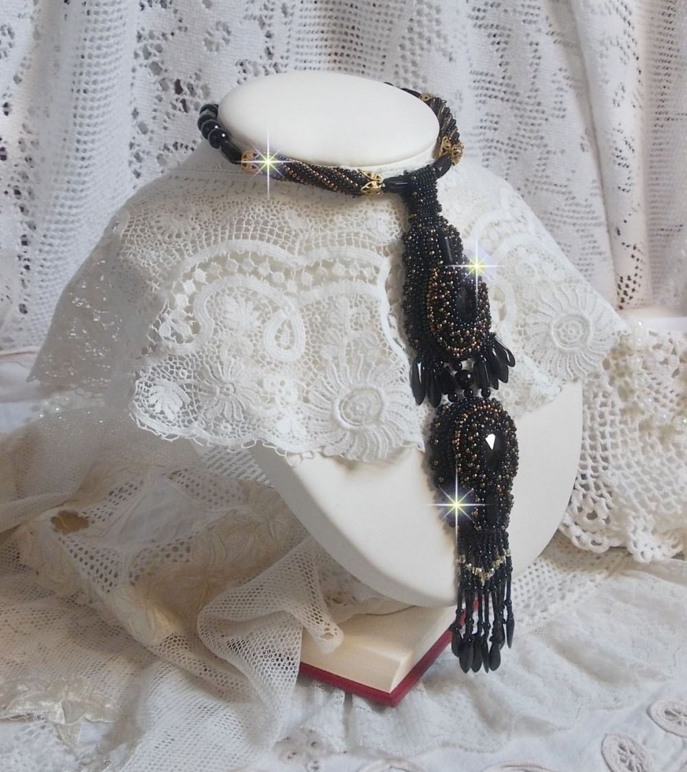 Pendentif Habit Noir pour un style Vintage est brod&eacute; avec une pierre de Gemme : l&rsquo;Onyx Noir &agrave; laquelle s&rsquo;ajoute des cristaux, dagues, perles, facettes et rocailles en Verre. Belle harmonie !