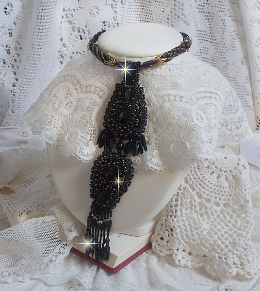 Pendentif Habit Noir pour un style Vintage est brod&eacute; avec une pierre de Gemme : l&rsquo;Onyx Noir &agrave; laquelle s&rsquo;ajoute des cristaux, dagues, perles, facettes et rocailles en Verre. Belle harmonie !