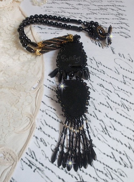 Pendentif Habit Noir pour un style Vintage est brod&eacute; avec une pierre de Gemme : l&rsquo;Onyx Noir &agrave; laquelle s&rsquo;ajoute des cristaux, dagues, perles, facettes et rocailles en Verre. Belle harmonie !