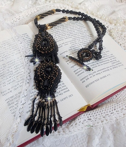 Pendentif Habit Noir pour un style Vintage est brod&eacute; avec une pierre de Gemme : l&rsquo;Onyx Noir &agrave; laquelle s&rsquo;ajoute des cristaux, dagues, perles, facettes et rocailles en Verre. Belle harmonie !
