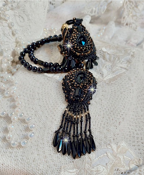 Pendentif Habit Noir pour un style Vintage est brod&eacute; avec une pierre de Gemme : l&rsquo;Onyx Noir &agrave; laquelle s&rsquo;ajoute des cristaux, dagues, perles, facettes et rocailles en Verre. Belle harmonie !