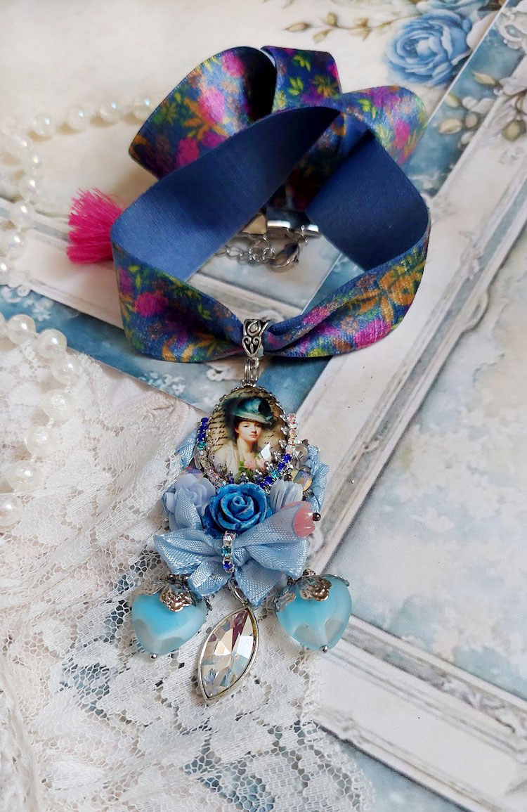 Pendentif Infiniment Bleut&eacute; cr&eacute;&eacute; avec fleurs synth&eacute;tiques, r&eacute;sine, cabochon verre, ruban velours et perles Cristal Swarovski