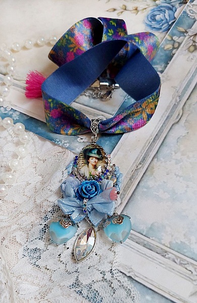 Pendentif Infiniment Bleut&eacute; cr&eacute;&eacute; avec fleurs synth&eacute;tiques, r&eacute;sine, cabochon verre, ruban velours et perles Cristal Swarovski