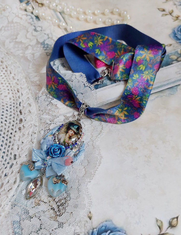 Pendentif Infiniment Bleut&eacute; cr&eacute;&eacute; avec fleurs synth&eacute;tiques, r&eacute;sine, cabochon verre, ruban velours et perles Cristal Swarovski