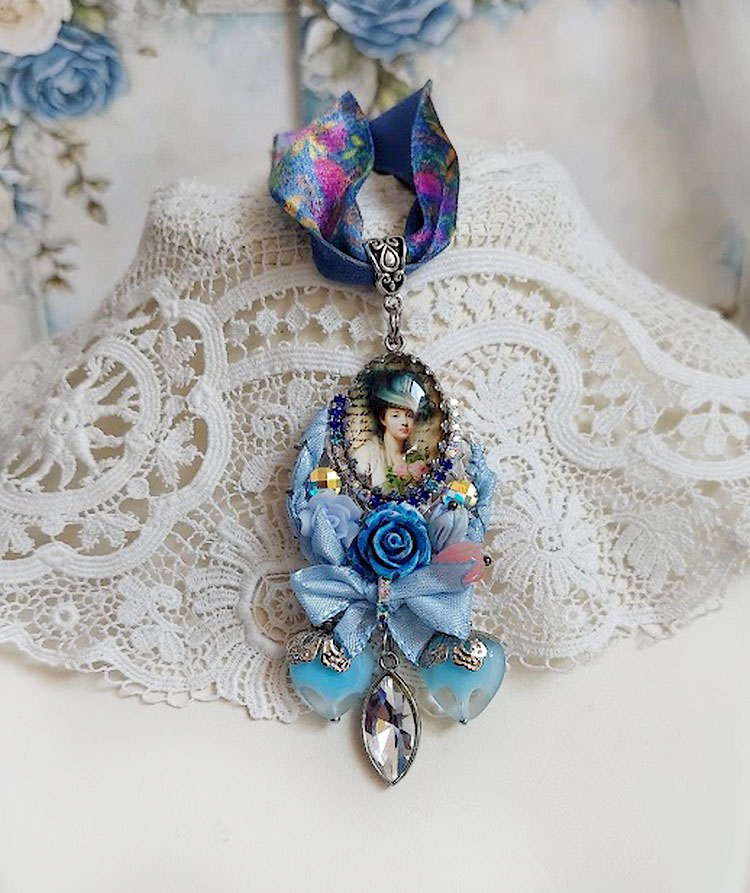 Pendentif Infiniment Bleut&eacute; cr&eacute;&eacute; avec fleurs synth&eacute;tiques, r&eacute;sine, cabochon verre, ruban velours et perles Cristal Swarovski