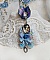 Pendentif Infiniment Bleut&eacute; cr&eacute;&eacute; avec fleurs synth&eacute;tiques, r&eacute;sine, cabochon verre, ruban velours et perles Cristal Swarovski