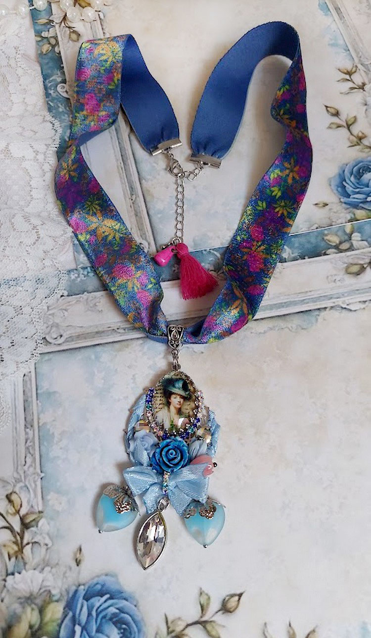 Pendentif Infiniment Bleut&eacute; cr&eacute;&eacute; avec fleurs synth&eacute;tiques, r&eacute;sine, cabochon verre, ruban velours et perles Cristal Swarovski