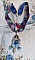 Pendentif Infiniment Bleut&eacute; cr&eacute;&eacute; avec fleurs synth&eacute;tiques, r&eacute;sine, cabochon verre, ruban velours et perles Cristal Swarovski