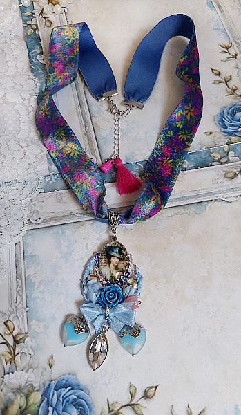 Pendentif Infiniment Bleut&eacute; cr&eacute;&eacute; avec fleurs synth&eacute;tiques, r&eacute;sine, cabochon verre, ruban velours et perles Cristal Swarovski