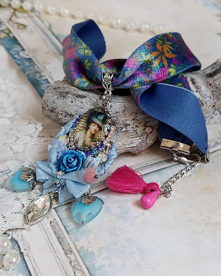 Pendentif Infiniment Bleut&eacute; cr&eacute;&eacute; avec fleurs synth&eacute;tiques, r&eacute;sine, cabochon verre, ruban velours et perles Cristal Swarovski