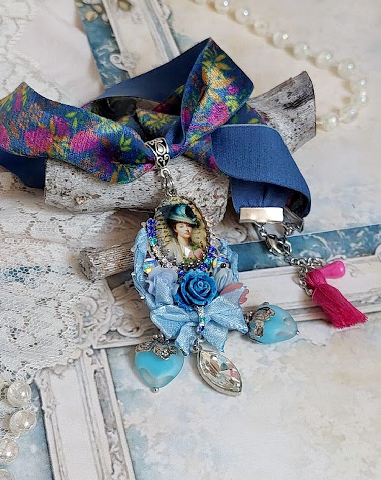 Pendentif Infiniment Bleut&eacute; cr&eacute;&eacute; avec fleurs synth&eacute;tiques, r&eacute;sine, cabochon verre, ruban velours et perles Cristal Swarovski