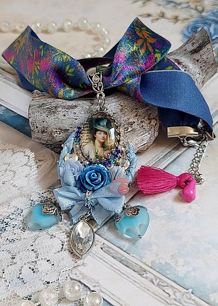 Pendentif Infiniment Bleut&eacute; cr&eacute;&eacute; avec fleurs synth&eacute;tiques, r&eacute;sine, cabochon verre, ruban velours et perles Cristal Swarovski