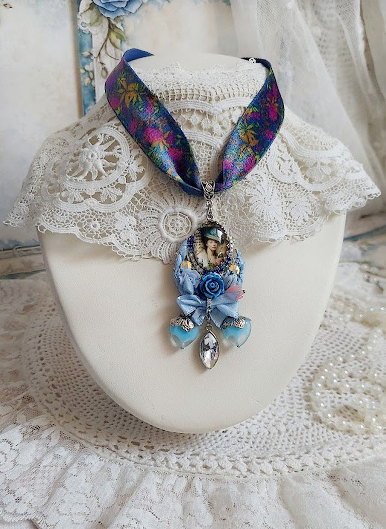 Pendentif Infiniment Bleut&eacute; cr&eacute;&eacute; avec fleurs synth&eacute;tiques, r&eacute;sine, cabochon verre, ruban velours et perles Cristal Swarovski