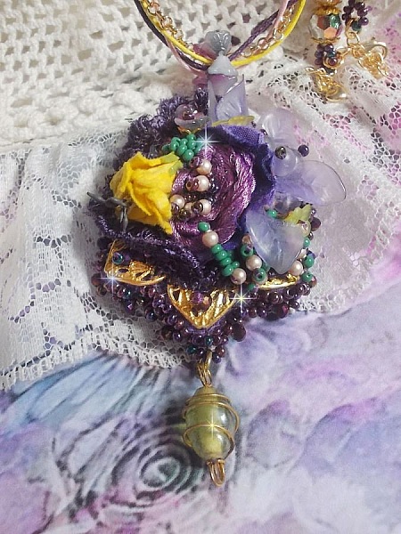Pendentif Lady Romantique brod&eacute; avec une dentelle Violine ann&eacute;e 1950, cristaux, fleurs r&eacute;sine, perles en verre, &eacute;tamines, estampe Dor&eacute;e, rocailles et cha&icirc;ne en plaqu&eacute; Or pour une belle Lady