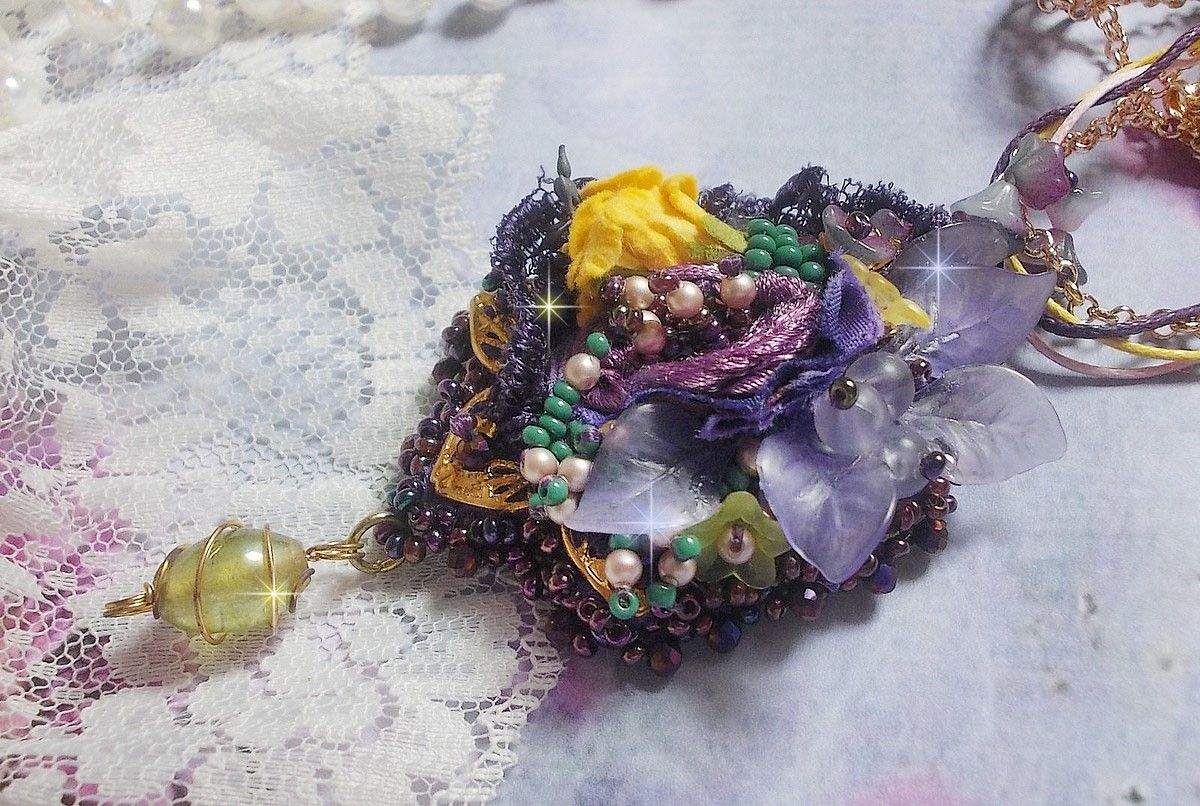 Pendentif Lady Romantique brod&eacute; avec une dentelle Violine ann&eacute;e 1950, cristaux, fleurs r&eacute;sine, perles en verre, &eacute;tamines, estampe Dor&eacute;e, rocailles et cha&icirc;ne en plaqu&eacute; Or pour une belle Lady